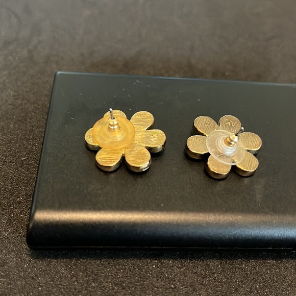 Anne Klein Vintage beige enamel flower earrings - Picture 2 of 2
